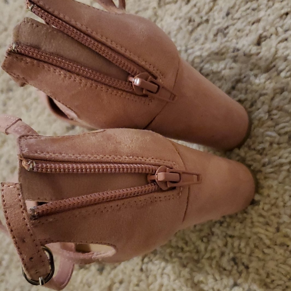 Heels - Picture 2 of 3